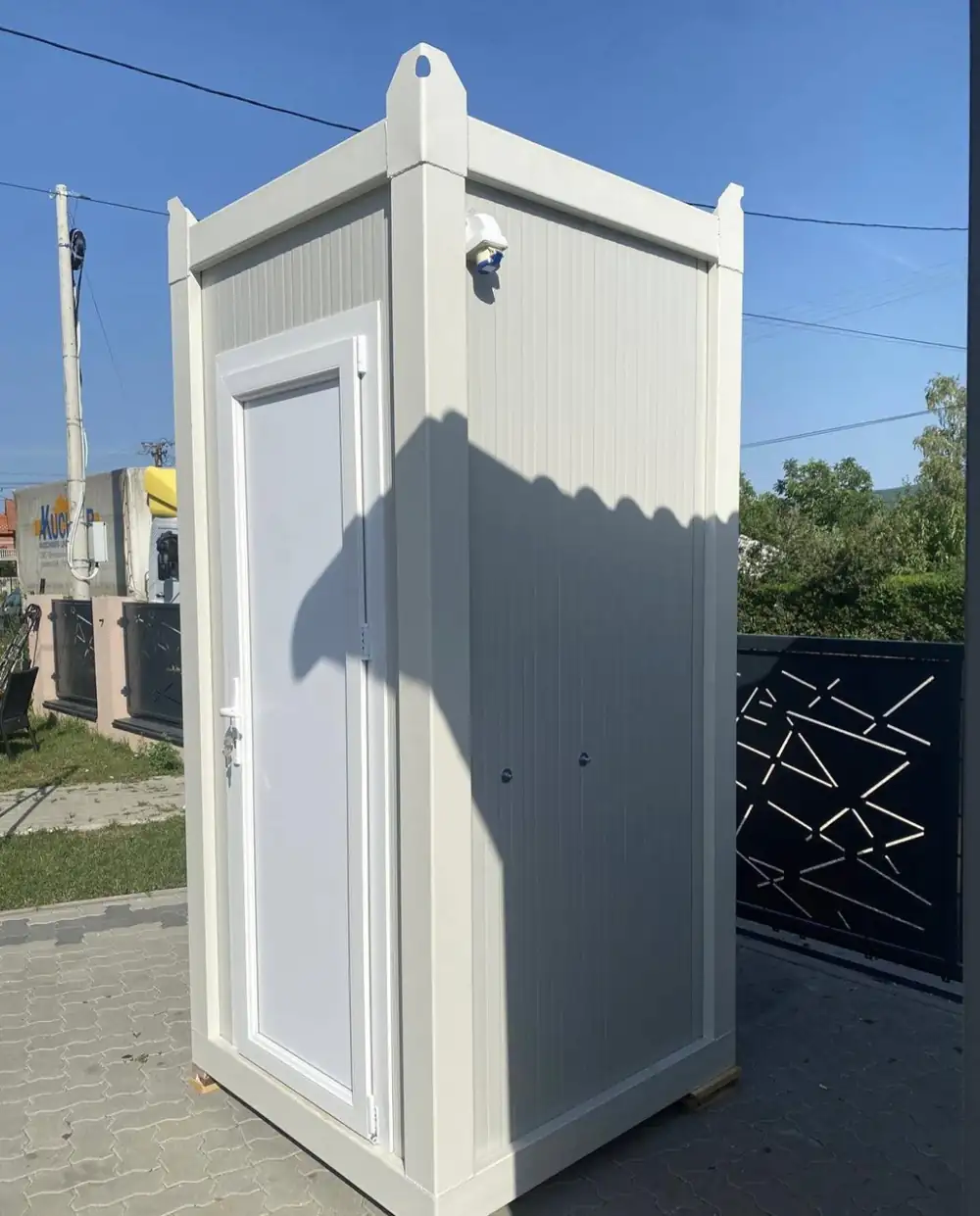 White deluxe flushing restroom cabin